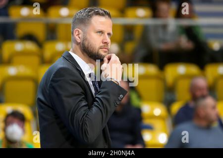 Gdynia, Pologne.13 octobre 2021.David Gaspar, entraîneur vu lors du match de groupe B des femmes de la Ligue Euro entre VBW Arka Gdynia et Sopron basket à Gdynia.(Note finale; VBW Arka Gdynia 71:86 Panier de Sopron ).(Photo de Tomasz Zasinski/SOPA Images/Sipa USA) crédit: SIPA USA/Alay Live News Banque D'Images