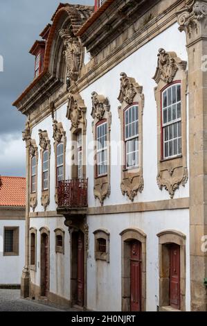 Vue sur le vieux village de Provesende au coeur de la vallée du Douro en automne, industrie viticole au Portugal Banque D'Images