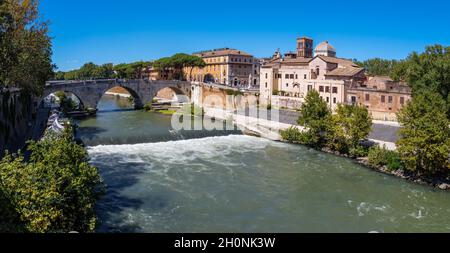 Rome - l'Isola Tiberiana - l'île Tibérienne avec le pont Ponte Cestio. Banque D'Images