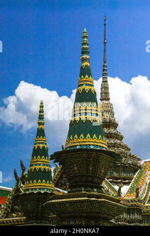 Détail de trois tours de stupa ou de sanctuaire au temple de Bouddha d'Émeraude dans le Grand Palais.พระบรมมหาราชวัง Bangkok, Thaïlande Banque D'Images