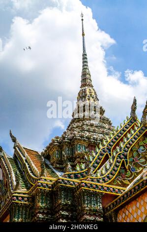 Détail clase de la magnifique mosaïque et œuvre sculptée sur le temple Phra Wiharn Yod dans le Grand Palais.Bangkok, Thaïlande Banque D'Images