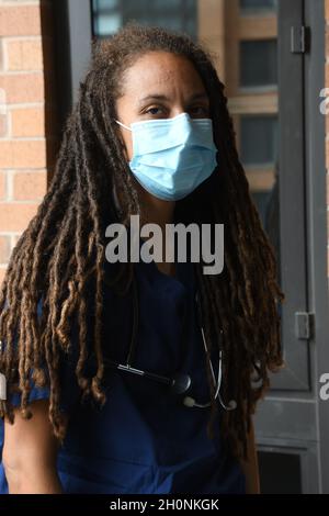 Femme médecin avec de longues marches Banque D'Images