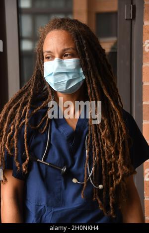 Femme médecin avec de longues marches Banque D'Images