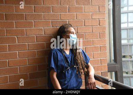 Femme médecin avec de longues marches Banque D'Images