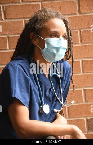 Femme médecin avec de longues marches Banque D'Images