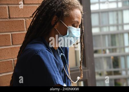 Femme médecin avec de longues marches Banque D'Images