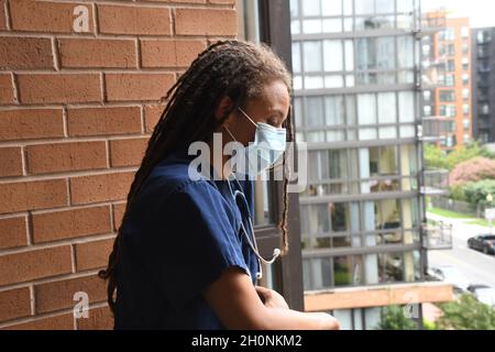Femme médecin avec de longues marches Banque D'Images