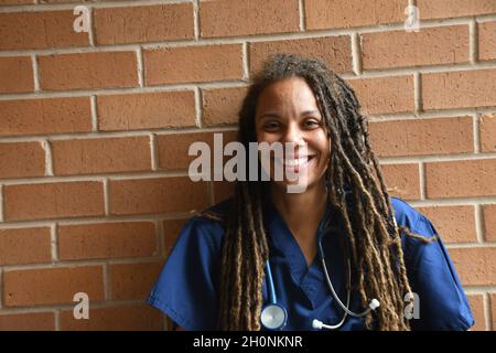 Femme médecin avec de longues marches Banque D'Images