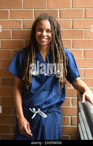 Femme médecin avec de longues marches Banque D'Images