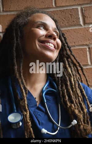 Femme médecin avec de longues marches Banque D'Images