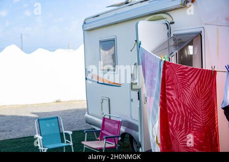 Serviettes suspendues sur une corde à côté d'une caravane à l'intérieur d'un camping Banque D'Images