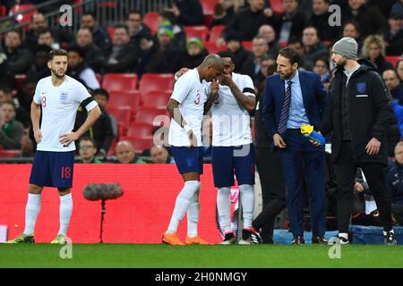 Ashley Young, de l'Angleterre, parle avec Danny Rose, de l'Angleterre, et Gareth Southgate, de la directrice de l'Angleterre, sur la ligne de contact Banque D'Images