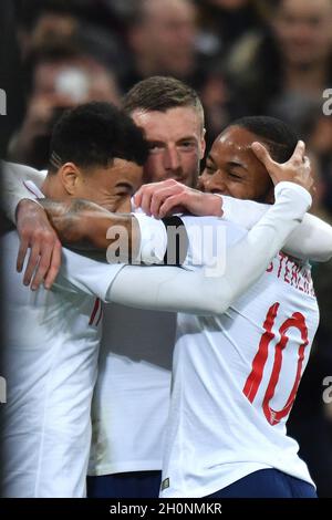 Jamie Vardy, de l'Angleterre, célèbre le premier but de sa partie de la chasse avec Jesse Lingard (à gauche) de l'Angleterre et Raheem Stirling (à droite) de l'Angleterre Banque D'Images