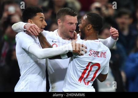 Jamie Vardy, de l'Angleterre, célèbre le premier but de sa partie de la chasse avec Jesse Lingard (à gauche) de l'Angleterre et Raheem Stirling (à droite) de l'Angleterre Banque D'Images