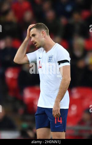 Le Jordan Henderson d’Angleterre réagit après que le Lorenzo Insigne en Italie ait fait une pénalité Banque D'Images