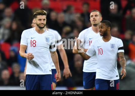 Adam Lallaana en Angleterre et Raheem Stirling en Angleterre réagissent après que Lorenzo Insigne en Italie ait fait une pénalité après qu'un examen des VAR ait renversé la décision initiale Banque D'Images