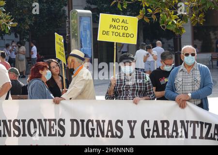 Grenade, Espagne; octobre-11, 2021: Groupe de personnes âgées manifestant à Grenade (Espagne) contre la loi gouvernementale qui réduit les pensions des retraités Banque D'Images