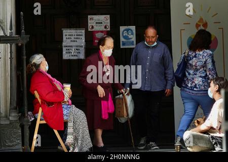 Grenade, Espagne; octobre-11, 2021: Deux mendiants demandant de l'argent à la porte d'une église de Grenade (Espagne) Banque D'Images