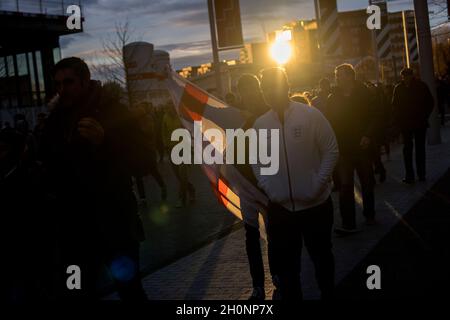 Les fans arrivent au stade de Wembley avant le début du match Banque D'Images