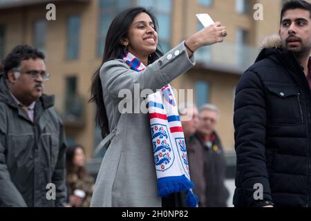 Les fans arrivent au stade de Wembley avant le début du match Banque D'Images