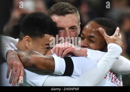 Jamie Vardy, de l'Angleterre, célèbre le premier but de sa partie de la chasse avec Jesse Lingard (à gauche) de l'Angleterre et Raheem Stirling (à droite) de l'Angleterre Banque D'Images