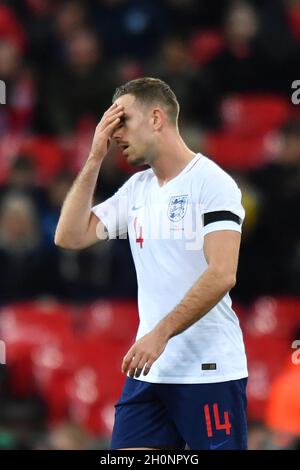 Le Jordan Henderson d’Angleterre réagit après que le Lorenzo Insigne en Italie ait fait une pénalité Banque D'Images