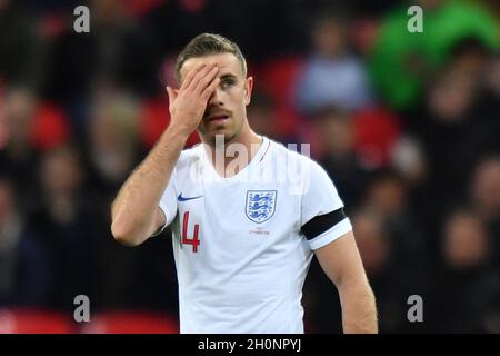 Le Jordan Henderson d’Angleterre réagit après que le Lorenzo Insigne en Italie ait fait une pénalité Banque D'Images
