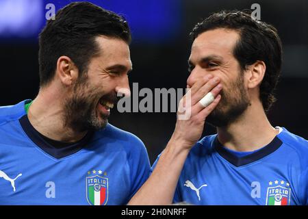 Gianluigi Buffon (à gauche), gardien de but italien, et Marco Parolo en Italie Banque D'Images