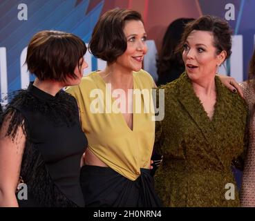 LONDRES, ANGLETERRE - OCTOBRE 13 : (de gauche à droite) Jessie Buckley, directrice Maggie Gyllenhaal, Olivia Colman, assiste à la première de Gala pour 'la fille perdue' lors du 65e BFI London film Festival au Royal Festival Hall le 13 octobre 2021 à Londres, en Angleterre.Photo de Gary Mitchell/Alay Live News Banque D'Images