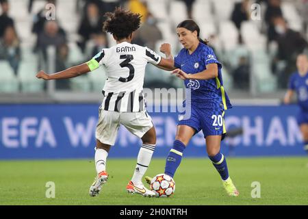 Turin, Italie, 13 octobre 2021.Sara Gama de Juventus s'attaque à Samantha Kerr du FC Chelsea lors du match de la Ligue des champions des femmes de l'UEFA au stade Juventus, à Turin.Crédit photo à lire: Jonathan Moscrop / Sportimage crédit: Sportimage / Alay Live News Banque D'Images