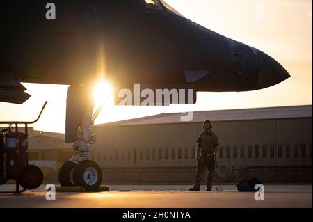 Un chef d'équipage affecté au 9e Escadron de la bombe expéditionnaire attend alors qu'un danseur B-1B est ravitaillé à la RAF Fairford, au Royaume-Uni, le 11 octobre 2021.Des aviateurs de pétrole, de pétrole et de lubrification ont effectué un ravitaillement en fosse à chaud à la base aérienne de Spangdahlem, en Allemagne, après son retour d'une mission de la Force opérationnelle pour bombardiers en Europe au-dessus de la région de la mer Baltique afin de permettre à l'équipage de soutenir une mission d'entraînement locale avec les forces lituaniennes.(É.-U.Photo de la Force aérienne par Airman 1ère classe Josiah Brown) Banque D'Images