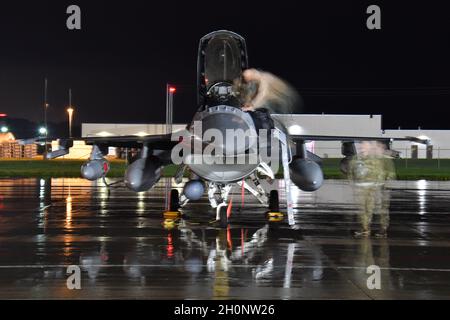 Les pilotes et le personnel au sol de la US Air Force affectés à la 115e Escadre de chasseurs et au 378e Escadron de chasseurs du Wisconsin Air National Guard préparent des avions F-16C Fighting Falcon pour un déploiement de forces expéditionnaires aérospatiales au départ de Truax Field à Madison, Wisconsin, le 11 octobre 2021.Le départ a été le déploiement final du 115e FW des F-16 avant de subir une transition programmée vers les F-35 Lightning II en 2023.(É.-U.Photo de la Garde nationale aérienne par le Sgt principal.Paul Gorman) Banque D'Images