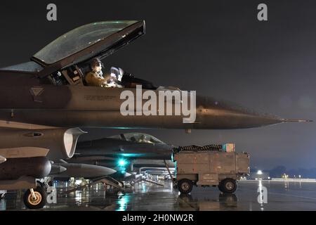 Les pilotes et le personnel au sol de la US Air Force affectés à la 115e Escadre de chasseurs et au 378e Escadron de chasseurs du Wisconsin Air National Guard préparent des avions F-16C Fighting Falcon pour un déploiement de forces expéditionnaires aérospatiales au départ de Truax Field à Madison, Wisconsin, le 11 octobre 2021.Le départ a été le déploiement final du 115e FW des F-16 avant de subir une transition programmée vers les F-35 Lightning II en 2023.(É.-U.Photo de la Garde nationale aérienne par le Sgt principal.Paul Gorman) Banque D'Images