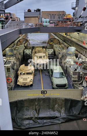 Un LSSV, un véhicule polyvalent à roues à haute mobilité (HMMWV), et un camion léger et amphibie de 5 tonnes (LARC-V) sont montés à bord d'un embarcation, coussin d'air (LCAC), dans le pont de puits du navire d'atterrissage amphibie USS Rushmore (LSD47), le 1er octobre 2021, à San Diego, Californie.L'équipe de Beach Party Team (BPT) DE l'unité ONE de Beachmaster (BMU-1) DELTA a terminé un ascenseur opportune à bord de Rushmore avant de se rendre à San Francisco pour la semaine de la flotte. Banque D'Images