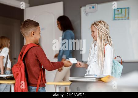 Deux enfants heureux avec des sacs à dos en classe Banque D'Images