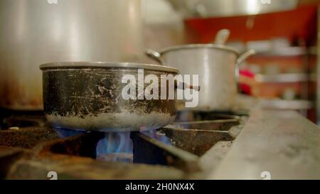 Ancienne poêle dans une cuisine d'un restaurant Banque D'Images