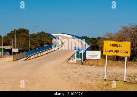 Pont en béton au-dessus de la rivière Miranda à Passo do Lontra dans le parc Estrada, la route qui traverse au sud du Pantanal, Mato Grosso do Sul, Brésil Banque D'Images