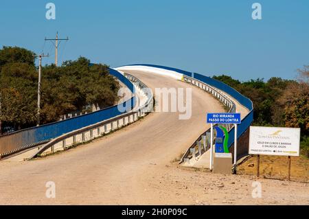 Pont en béton au-dessus de la rivière Miranda à Passo do Lontra dans le parc Estrada, la route qui traverse au sud du Pantanal, Mato Grosso do Sul, Brésil Banque D'Images