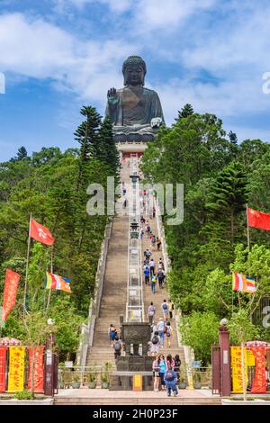 Hong Kong, Chine - 04 mai 2018 : chemin d'escalier menant à la statue de Bouddha Tian Tan à Ngong Ping, Hong Kong, Chine. Banque D'Images