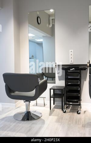 Salon de coiffure intérieur, lieu de travail du coiffeur dans le magasin de beauté moderne après rénovation.Salon de coiffure intérieur vide avec miroirs et chaise en cuir.Propre Banque D'Images