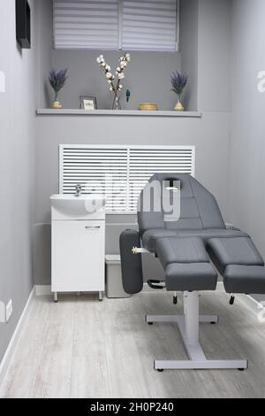 Salon de beauté intérieur, chambre moderne avec fauteuil inclinable dans spa ou centre de bien-être. Intérieur propre bureau de cosmétologie branché. Concept de service cosmétique Banque D'Images