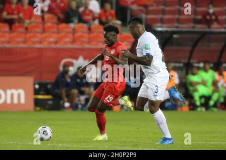 Toronto, Canada, le 13 octobre 2021 : Alphonso Davies, no 19,De l'équipe Canada participe au bal contre Harold Cummings, no 3, de l'équipe Panama, lors du match de qualification de la coupe du monde de la FIFA 2022 de la CONCACAF, à BMO Field, à Toronto, au Canada.Le Canada a gagné le match 4-1. Banque D'Images