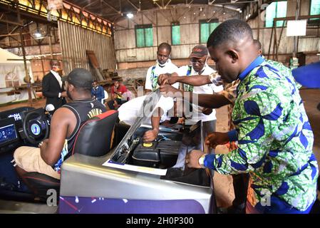 Yaoundé, Cameroun.6 octobre 2021.Les techniciens finalisent le travail de fabrication du véhicule « DTA 001 » réalisé par les ingénieurs de l'InnoTechLab à Yaoundé, Cameroun, le 6 octobre 2021.POUR ALLER AVEC "Feature: Diaspora camerounaise but de stimuler l'emploi des jeunes par des innovations technologiques" crédit: Keppeu/Xinhua/Alamy Live News Banque D'Images