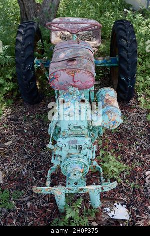 un vieux squelette de tracteur avec peinture écaillée dans différentes couleurs de nombreuses couches de nuances de rose et de vert clair Banque D'Images