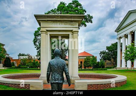 Un monument commémore l'inscription en 1962 de James Meredith, le premier étudiant noir de l'université, le 30 juillet 2013, à l'Université du Mississippi. Banque D'Images