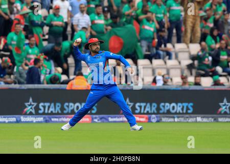 Le joueur de cricket afghan Rashid Khan en action lors du 31e match de la coupe du monde de cricket de la CCI (International Cricket Council) 2019 entre le Bangladesh et l'Afghanistan à Southampton. (Le Bangladesh a gagné par 62 courses) Banque D'Images