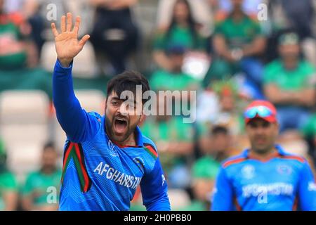 Le joueur de cricket afghan Rashid Khan en action lors du 31e match de la coupe du monde de cricket de la CCI (International Cricket Council) 2019 entre le Bangladesh et l'Afghanistan à Southampton. (Le Bangladesh a gagné par 62 courses) Banque D'Images