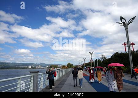 Kunming, province chinoise du Yunnan.13 octobre 2021.Les visiteurs apprécient le temps libre près du lac Dianchi à Kunming, dans la province du Yunnan, dans le sud-ouest de la Chine, le 13 octobre 2021.Crédit: Li Yahui/Xinhua/Alamy Live News Banque D'Images