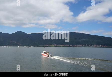 Kunming, province chinoise du Yunnan.13 octobre 2021.Une croisière en hors-bord sur le lac Dianchi à Kunming, dans la province du Yunnan, dans le sud-ouest de la Chine, le 13 octobre 2021.Crédit: Li Yahui/Xinhua/Alamy Live News Banque D'Images