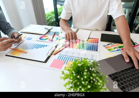 deux concepteurs discutent du ton des couleurs pour l'excellent travail visuel. Banque D'Images